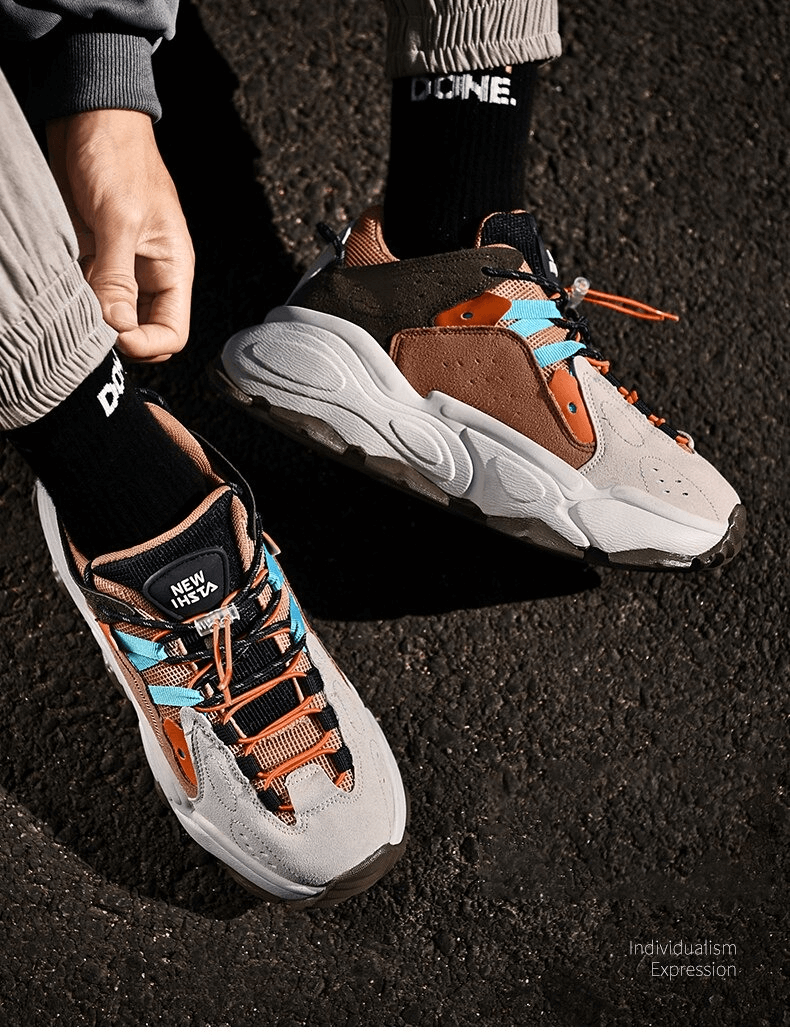 Man wearing waterproof thick bottom running shoes SF0376 with colorful laces, perfect for outdoor walking and running.